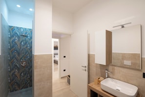 Een douche, een haardroger, een bidet, handdoeken
