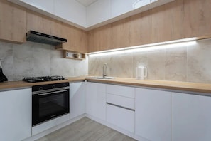 Fridge, oven, stovetop, electric kettle