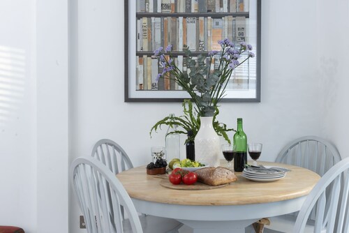May Cottage - A lovely pet-friendly cottage with courtyard garden, just 7 minutes walk from St Ives