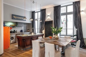 Dining - Apartment on the 2nd floor in a historic building, 2 minutes walk to the beach (Cannes)