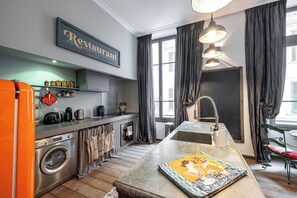 Private kitchen - Apartment on the 2nd floor in a historic building, 2 minutes walk to the beach (Cannes)