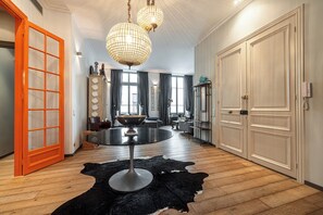 Interior - Apartment on the 2nd floor in a historic building, 2 minutes walk to the beach (Cannes)