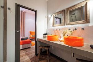 3 bedrooms, iron/ironing board, WiFi, bed sheets - Apartment on the 2nd floor in a historic building, 2 minutes walk to the beach (Cannes)