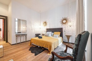 3 bedrooms, iron/ironing board, WiFi, bed sheets - Apartment on the 2nd floor in a historic building, 2 minutes walk to the beach (Cannes)