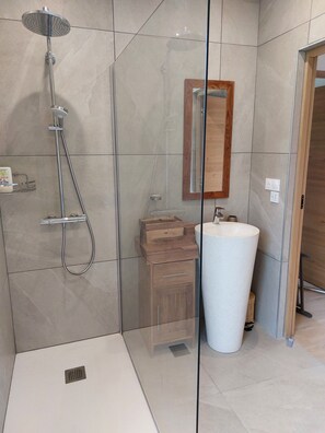 Shower - Coin de Paradis Avec Vue Panoramique sur le lac (Conjux)