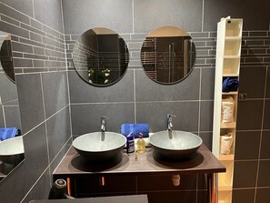 Dusche, Haartrockner, Handtücher, Seife