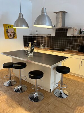 Réfrigérateur, micro-ondes, plaque de cuisson, lave-vaisselle