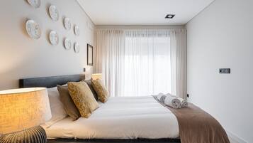 3 bedrooms, iron/ironing board, internet, bed sheets