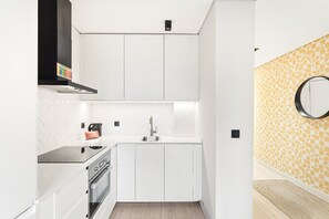 Fridge, oven, coffee/tea maker, toaster