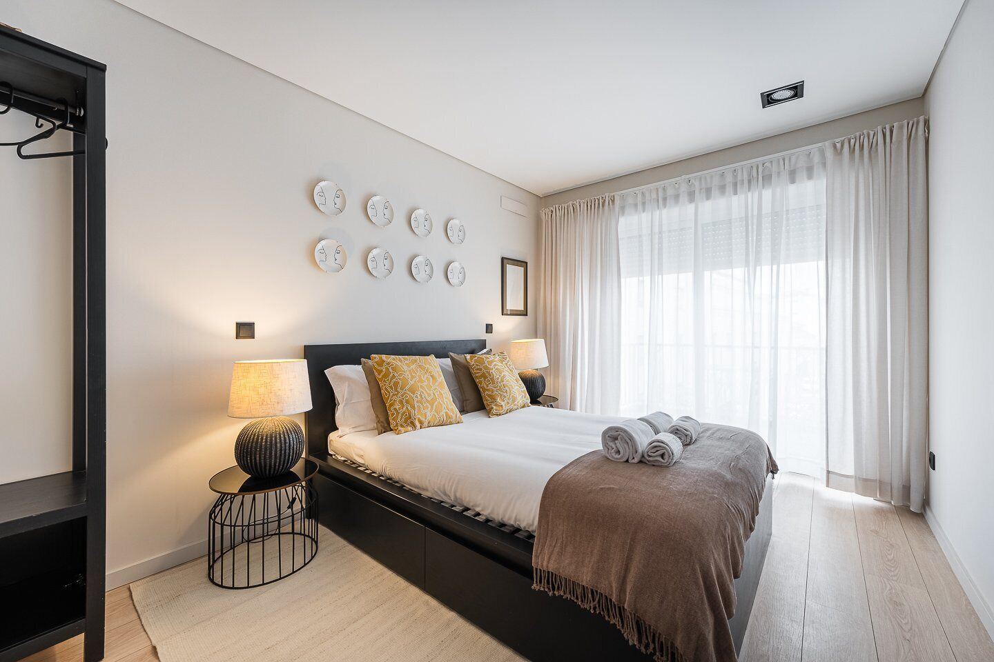 3 bedrooms, iron/ironing board, internet, bed sheets