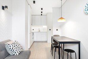 Interior - GuestReady - Quental Wallpaper near Marquês Square (Porto)