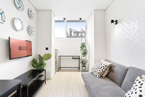 TV - GuestReady - Quental Wallpaper near Marquês Square (Porto)