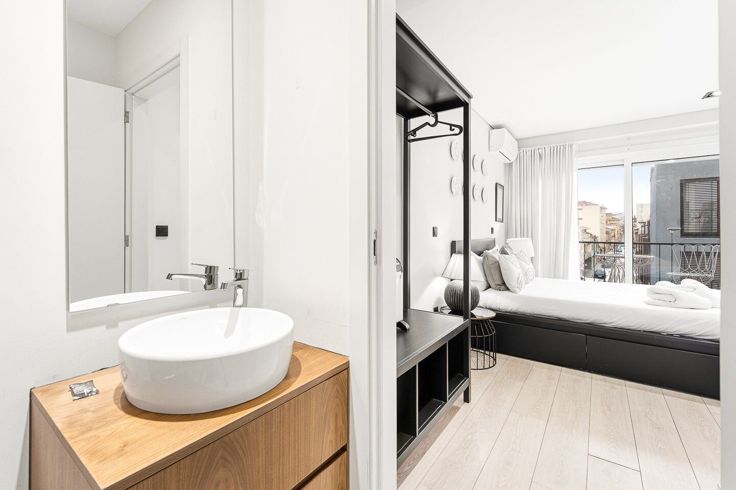 3 habitaciones, tabla de planchar con plancha, internet y ropa de cama 