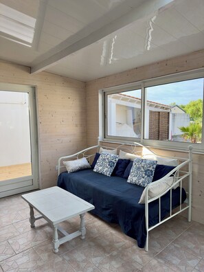 Smart-tv, een open haard, een dvd-speler en boeken