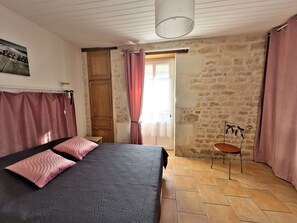 4 chambres, fer et planche à repasser, lit de bébé portatif