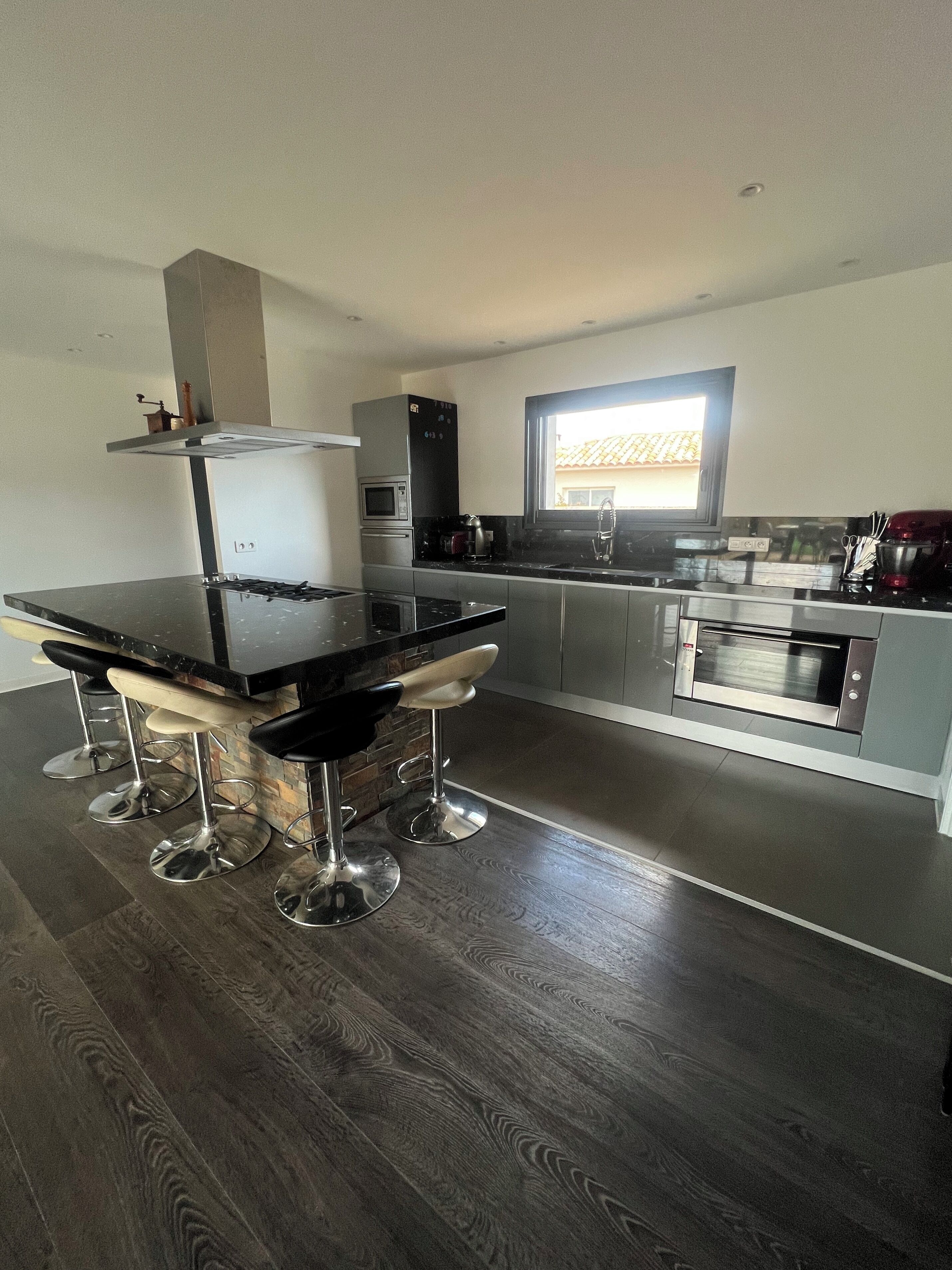 Micro-ondes, four, plaque de cuisson, lave-vaisselle