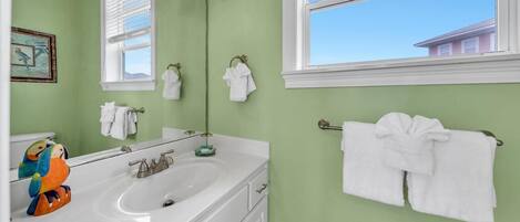 Casa, varias camas (Blue Turtle Beach House) | Baño | Artículos de higiene personal gratuitos