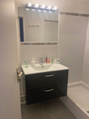 Dusche, Seife, Toilettenpapier