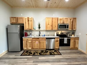 Kühlschrank, Mikrowelle, Ofen, Herdplatte