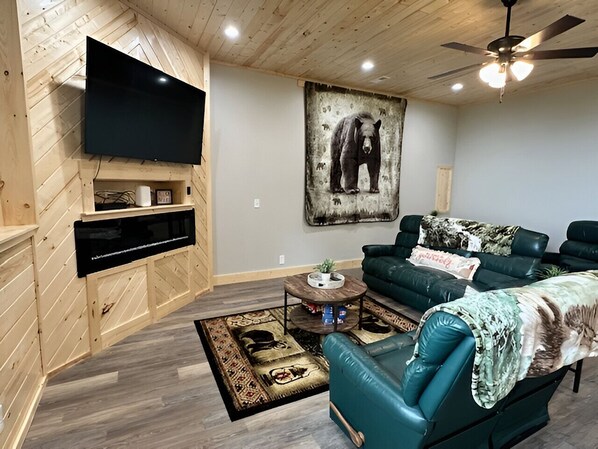 Een smart-tv en een open haard