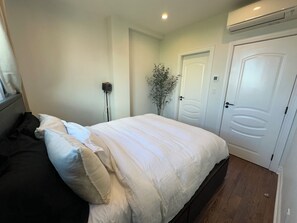 1 bedroom, WiFi, bed sheets - A serene oasis in Brooklyn. Duplex w/ 2 private outdoor Spaces. 1 block fr train (Brooklyn)