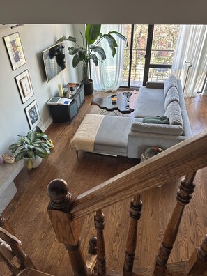 Smart TV - A serene oasis in Brooklyn. Duplex w/ 2 private outdoor Spaces. 1 block fr train (Brooklyn)