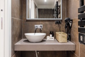 Dusche, Haartrockner, Bidet, Handtücher