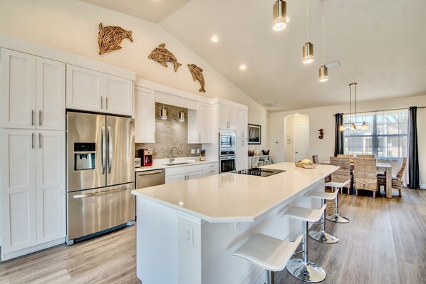 Fridge, microwave, oven, stovetop - Villa Felicity - River Access, Pool & Spa, Quiet, Charming (Cape Coral)