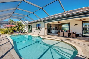 Outdoor pool, a heated pool - Villa Felicity - River Access, Pool & Spa, Quiet, Charming (Cape Coral)