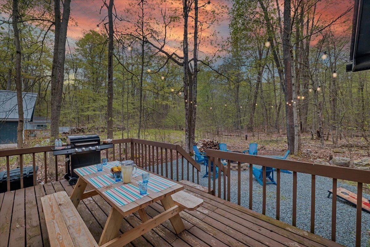 NEW A/C, Pet Friendly, Outdoor Games, Summer Fun- Minutes from Beach and Pools