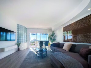 TV - Urban Waves by Hello Homes Sitges (Sitges)