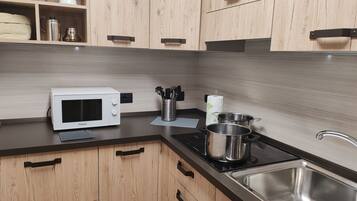 Fridge, microwave, dishwasher, coffee/tea maker