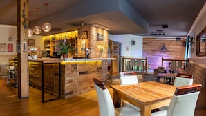 Un restaurante con una barra de madera rústica y zona de estar.