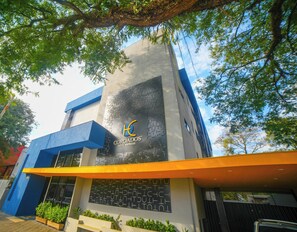 Vista frontal de la propiedad