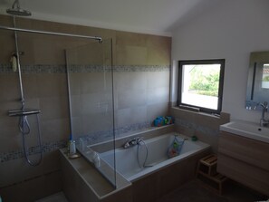 Shower, hair dryer, soap, toilet paper - Maison Familiale, Avec Grande Piscine Couverte (Odars)