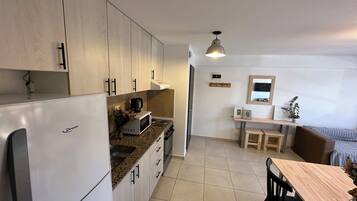 Refrigerador con freezer, microondas, horno, placa de cocina