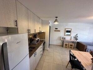 大型冷蔵庫、電子レンジ、オーブン、コンロ
