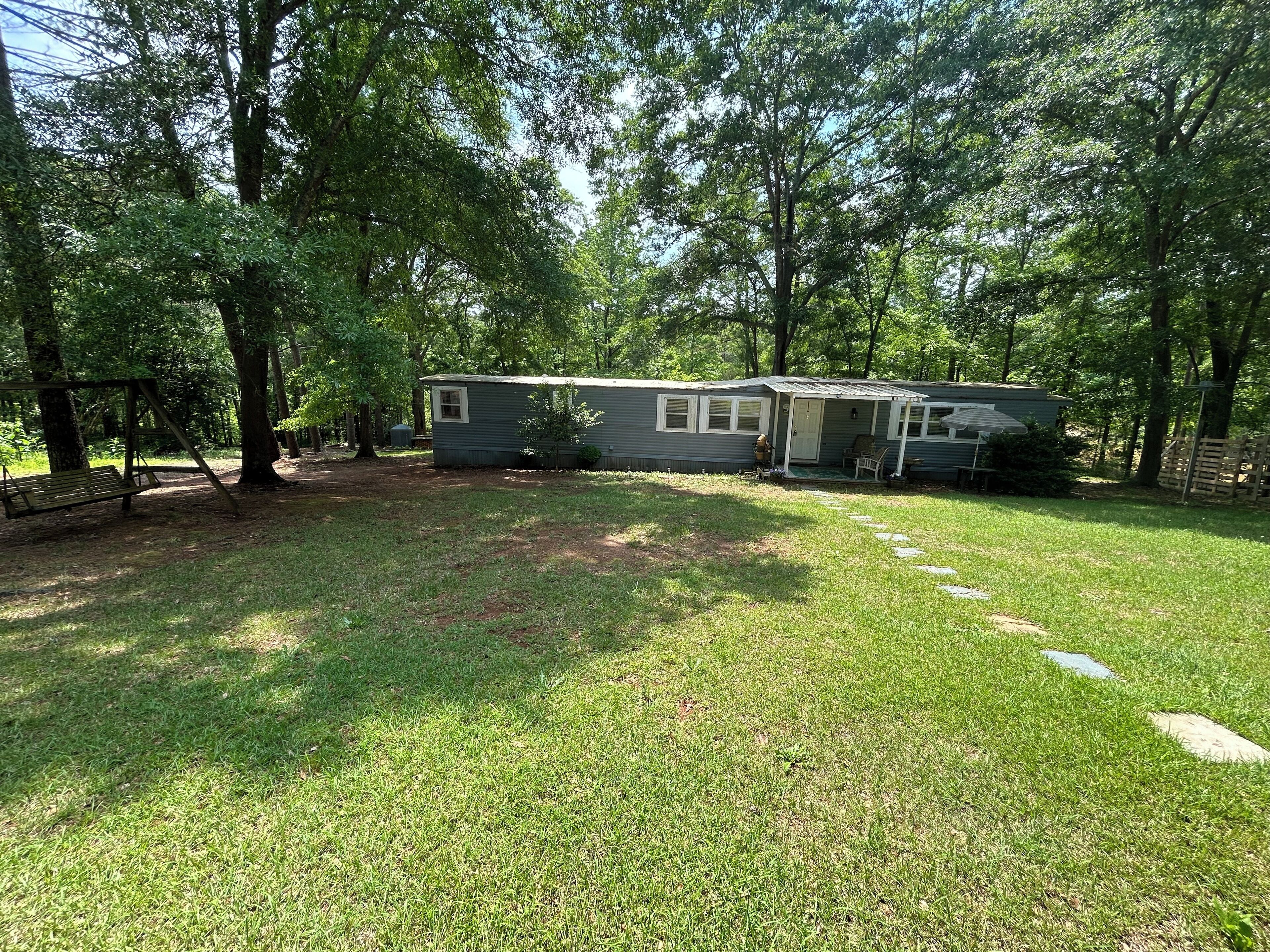 Cozy waterfront property near Hartwell lake. 