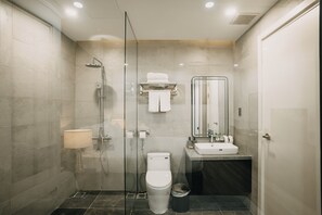 Suihku, ilmaiset hygieniatuotteet, hiustenkuivaaja, saippua