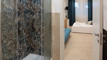Shower, hair dryer, bidet, towels
