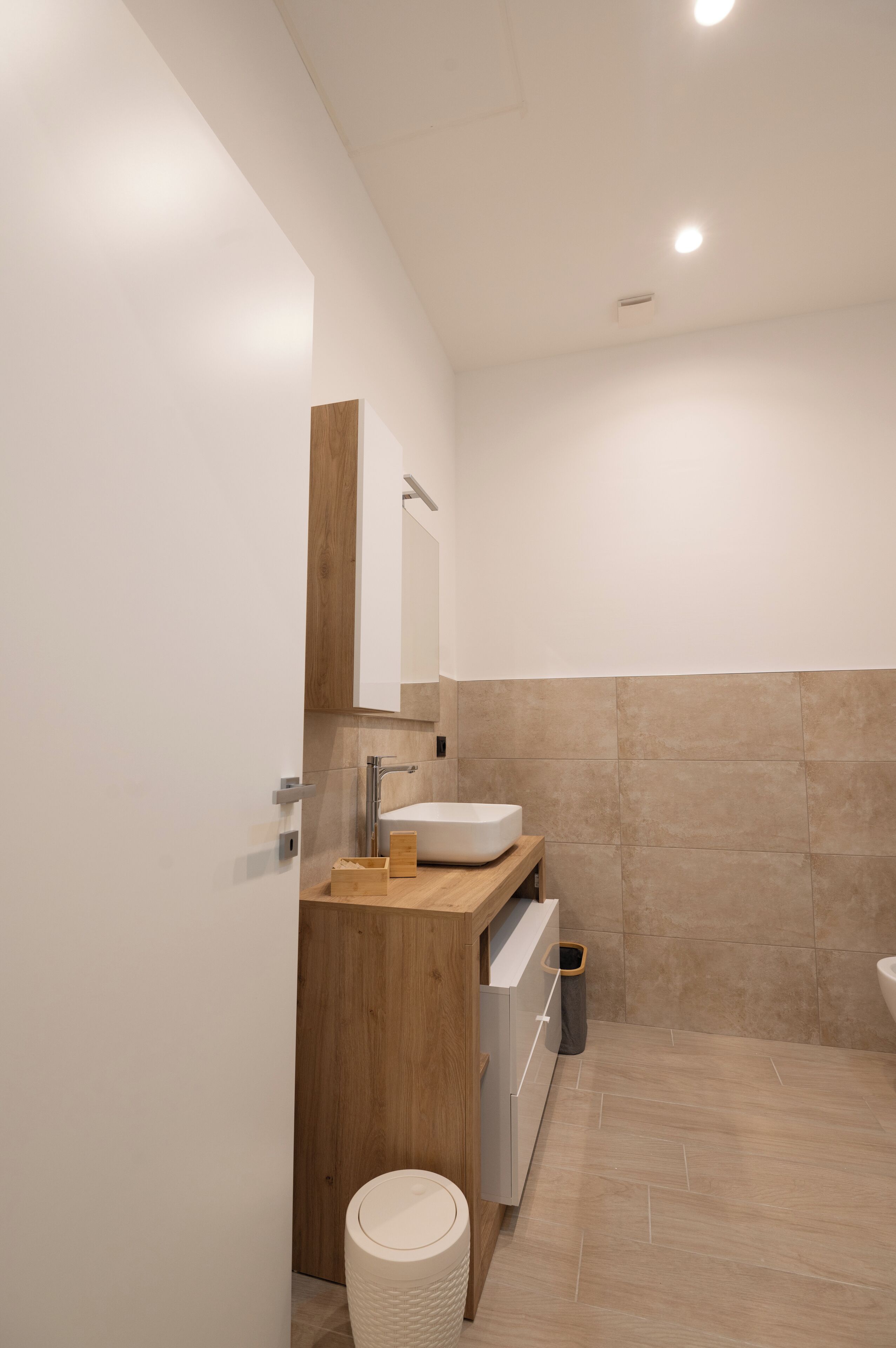 Een douche, een haardroger, een bidet, handdoeken