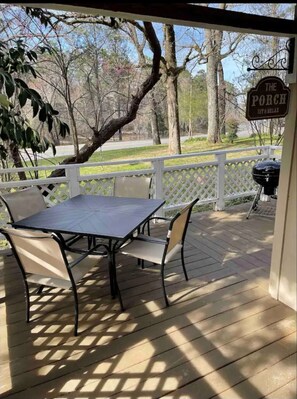 Outdoor dining - Catfish Cabin - Perfect Little Get-away  (Scottsboro)