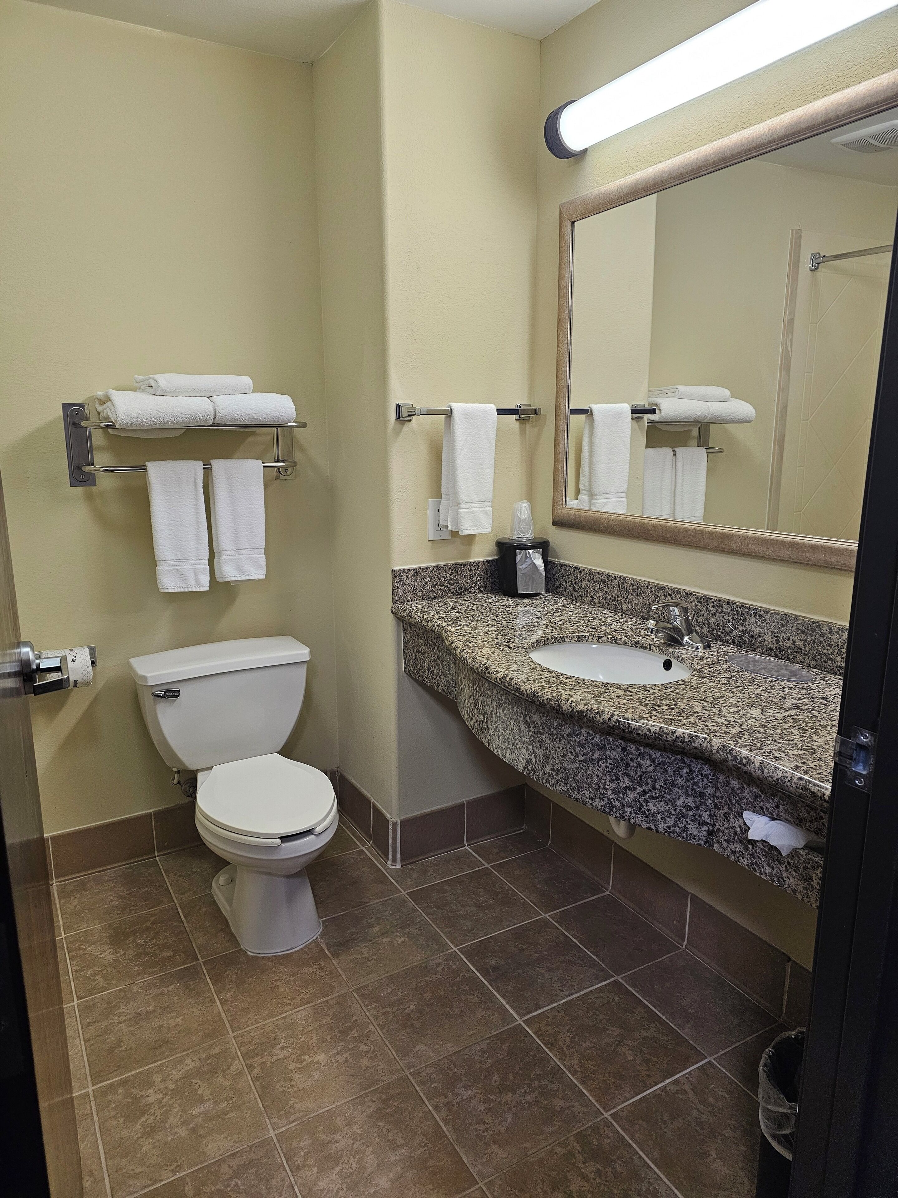 Sèche-cheveux, serviettes fournies, savon, shampoing