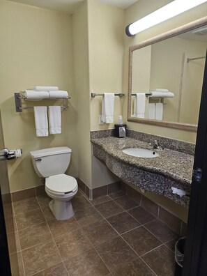 Hair dryer, towels, soap, shampoo - Express Inn Leesville Ft Johnson (Leesville)