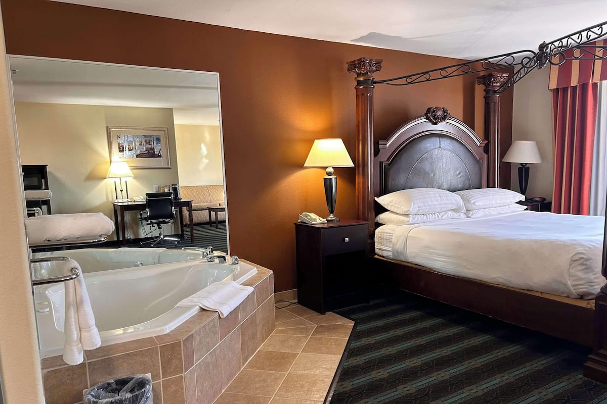 Suite, 1 cama King size, para no fumadores, hidromasaje | Escritorio, espacio para trabajar con laptop y cortinas blackout