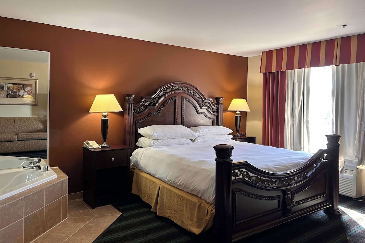 Suite, 1 cama King size, con acceso para personas discapacitadas, hidromasaje | Escritorio, espacio para trabajar con laptop y cortinas blackout
