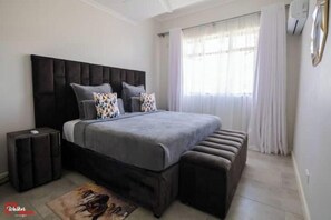 2 bedrooms, iron/ironing board, WiFi, bed sheets - Wakumuzi Holiday Apartments (Victoria Falls)