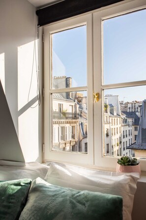 Executive Apartment (8) | Living area | 60-inch TV with cable channels - Résidence Paris 14 CAIRE (Paris)