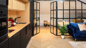 ซิตี้อพาร์ทเมนท์ (9) | บริเวณนั่งเล่น | ทีวี 60 นิ้ว พร้อมช่องเคเบิล