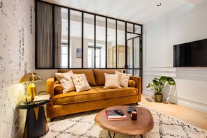 Family Apartment (4) | Living area | 60-inch TV with cable channels - Résidence Paris 14 CAIRE (Paris)